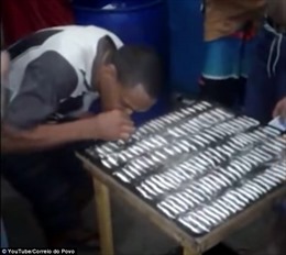 Video hàng chục tù nhân xếp hàng hít thuốc phiện ngay trong tù