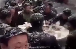Xem dân Trung Quốc ăn cỗ rào rào giữa trời tuyết dày đặc 