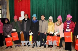 Chủ tịch Mặt trận Tổ quốc Việt Nam tặng quà 20 hộ nghèo xã Hát Lừu, Yên Bái