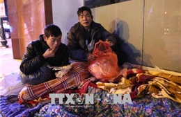 Người vô gia cư tại Hà Nội chống chọi với cái rét thấu da