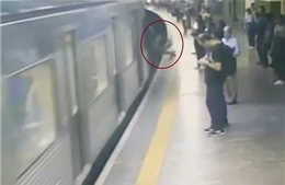 Video kẻ lạ mặt đẩy người phụ nữ vào tàu điện ngầm lao vùn vụt 