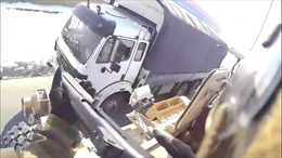 Biệt kích Mỹ bắn nát cửa sổ xe tải dân thường, tài xế vẫn ngồi trong