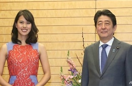 Thủ tướng Nhật Bản khoe ‘bí mật quốc gia’ cho Hoa hậu Hoàn vũ