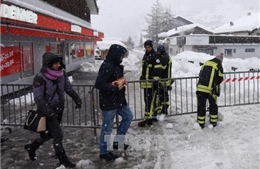 Thụy Sĩ: Tuyết rơi dày 2 mét, 13.000 người bị mắc kẹt tại khu trượt tuyết Zermatt  