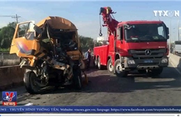 Xe cứu hộ tông đuôi xe container khi đang đổ dốc, ba người thiệt mạng