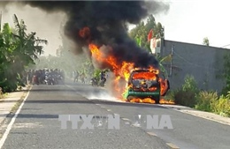 Đồng Tháp: Xe taxi bốc cháy dữ dội