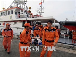 Điều tàu SAR 272 đưa 2 thủy thủ nước ngoài bị nạn trên biển về bờ cấp cứu