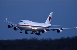 Chuyên cơ của Thủ tướng Nhật rụng cả mảng kim loại trên cánh khi bay
