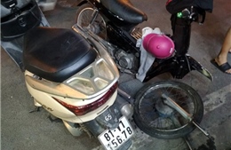 Xe máy gãy đầu sau tai nạn, một cô gái nhập viện