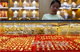 Giá vàng châu Á chạm mức cao nhất hơn bốn tháng qua 
