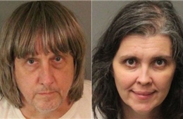 Cặp vợ chồng Mỹ bị bắt vì tra tấn 13 trẻ em tại nhà 