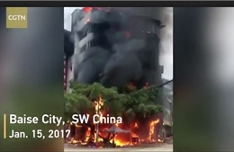 Pháo hoa phát nổ, thiêu rụi tòa chung cư 8 tầng