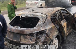 Xe Mazda cháy rụi trên cao tốc Thái Nguyên - Hà Nội