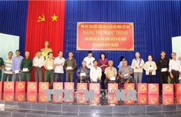 Phó Chủ tịch nước Đặng Thị Ngọc Thịnh tặng quà đối tượng chính sách tỉnh Tây Ninh 