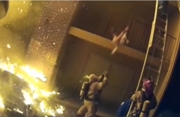 Video cảnh người cha tuyệt vọng ném con xuống từ tầng 3 tòa nhà cháy 