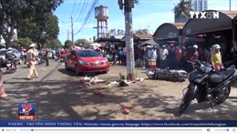 Xe ô tô mất lái ngay cổng chợ, đâm ba người thương vong