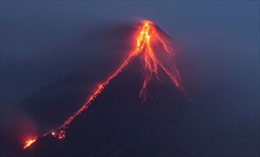 Dòng dung nham đỏ rực gây khiếp đảm từ núi lửa Philippines