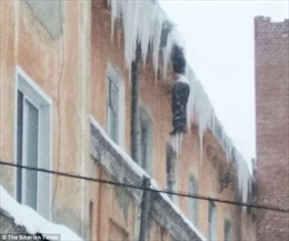 Phát hiện xác người đóng băng treo lơ lửng rìa mái nhà