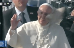 Phản ứng của Giáo hoàng Francis khi bất ngờ bị ném khăn trúng mặt