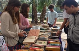 Sách 1.000 đồng được bày bán tại Hội chợ sách cũ Hà Nội