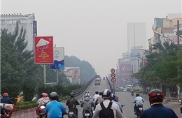 Người dân TP Hồ Chí Minh mệt mỏi, cay mắt vì sương mù dày đặc 