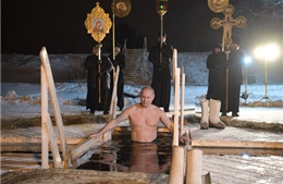 Tổng thống Putin ngâm mình trong nước giữa trời lạnh giá