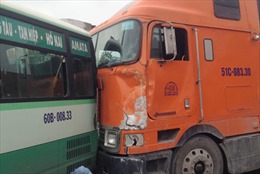 Xe container tông 4 xe ô tô trên xa lộ Hà Nội