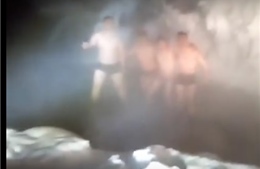 Du khách liều mình tắm sông trong cái lạnh -65 độ C