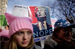Tròn một năm ông Trump làm tổng thống, phụ nữ Mỹ tràn xuống đường biểu tình