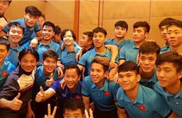 Đội tuyển U23 Việt Nam mừng sinh nhật Đức Huy, Công Phượng ngay đêm chiến thắng