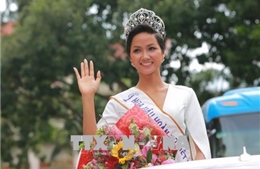 Hoa hậu Hoàn vũ H’Hen Niê tươi tắn tham gia hoạt động cộng đồng tại Đắk Lắk