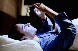 Nghe giáo sư Mỹ nói về tác hại khôn lường của việc xem điện thoại trước khi ngủ