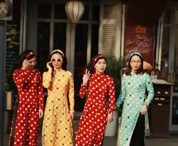 Áo dài phong cách cô ba Sài Gòn &#39;hot&#39; mùa Tết 2018