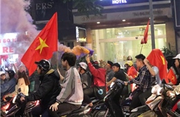 Cổ động viên đốt pháo sáng ăn mừng chiến thắng của đội tuyển U23 Việt Nam