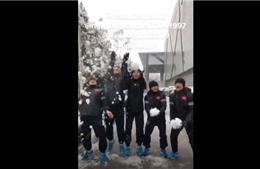 Loạt video cầu thủ U23 Việt Nam thích thú nghịch tuyết ở Thường Châu 
