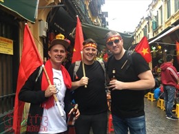 Người nước ngoài phấn khích xem cổ động đội U23 Việt Nam