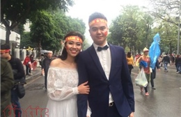 Đôi trẻ hòa mình chụp ảnh cưới trong hàng nghìn cổ động viên U23 Việt Nam