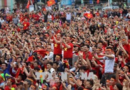 Người hâm mộ xứ Nghệ đổ ra đường mừng ngôi á quân của U23 Việt Nam