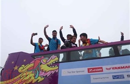 Các cầu thủ đội tuyển U23 Việt Nam di chuyển trên xe buýt 2 tầng về Hà Nội