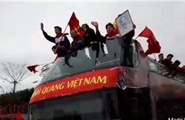 Người dân Hà Nội đứng dọc bên đường đợi đội tuyển U23 Việt Nam 