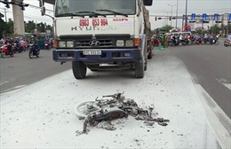 Xe tải kéo lê xe máy trên đường bốc cháy, 2 người thương vong