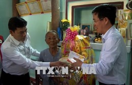 Đồng chí Võ Văn Thưởng thăm, tặng quà Tết nhân dân vùng lũ Quảng Ngãi 