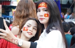 Ngắm các nữ cổ động viên xinh đẹp cổ vũ cho đội tuyển U23 Việt Nam