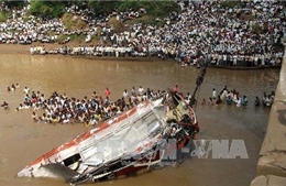 Ấn Độ: Xe buýt rơi xuống kênh đào gây thương vong nghiêm trọng
