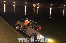 Đà Lạt: Ô tô 7 chỗ lao xuống hồ Xuân Hương trong đêm