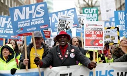 Người dân Anh kêu gọi chính phủ hỗ trợ hệ thống y tế công