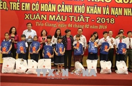 Chủ tịch Quốc hội Nguyễn Thị Kim Ngân thăm, tặng quà và chúc Tết tại Tiền Giang