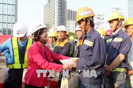 Trưởng Ban Dân vận Trung ương chúc Tết công nhân xây dựng tuyến metro số 1, TP Hồ Chí Minh