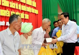Chủ tịch Ủy ban Trung ương MTTQ Việt Nam tặng quà Tết cho người nghèo tại Cần Thơ