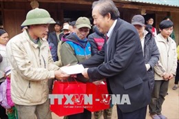 Phó Thủ tướng Trương Hòa Bình thăm, tặng quà đồng bào bị thiên tai mưa lũ huyện Đà Bắc 